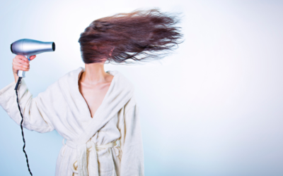 Déchiffrer le Dilemme du Séchage des Cheveux : Sèche-cheveux vs. Air Libre
