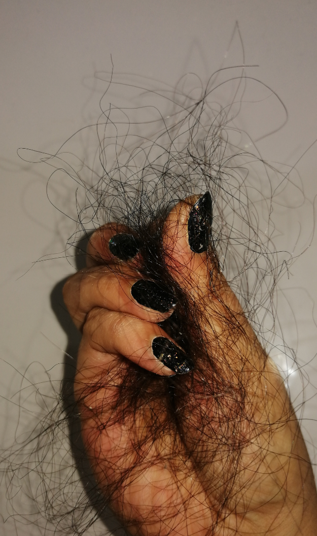 poigné-de-cheveux poigné-de-cheveux
