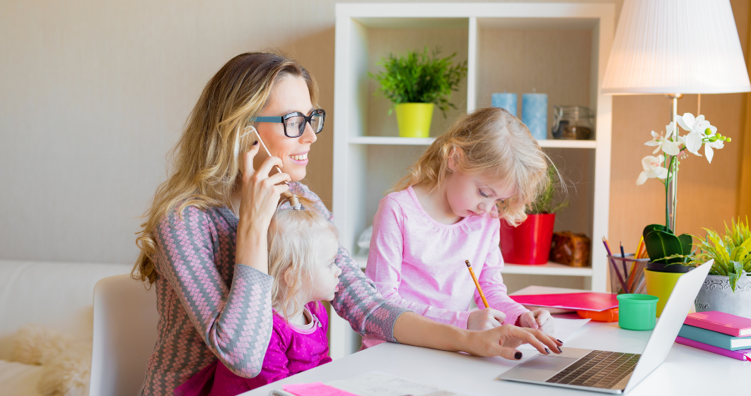 mère-et-enfant-au-bureau mère-et-enfant-au-bureau